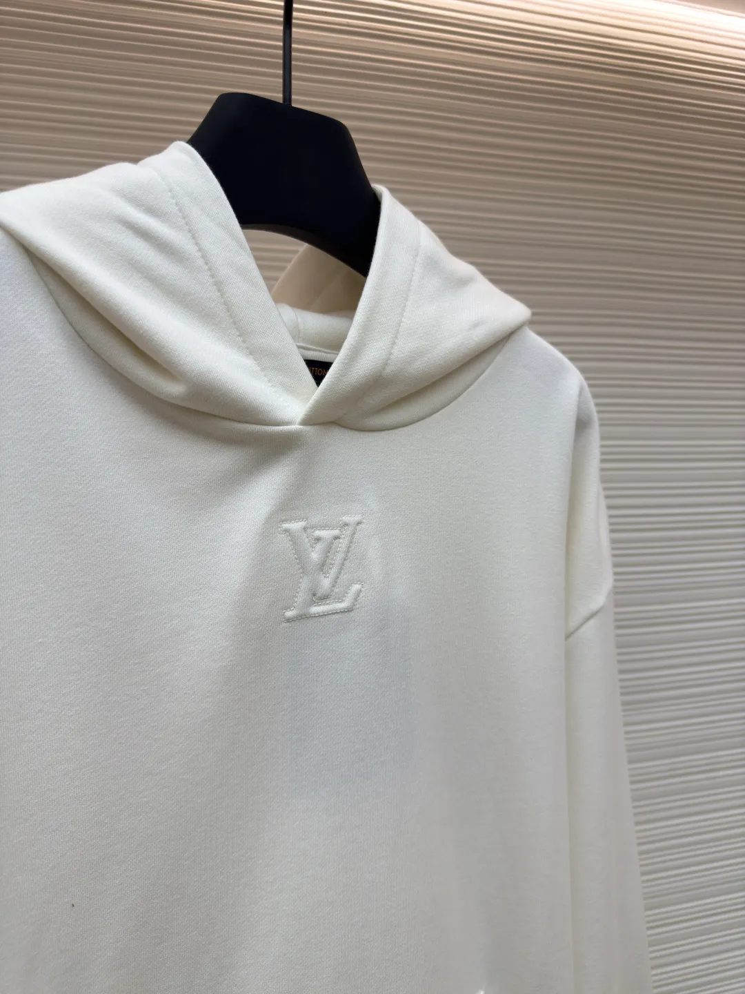 LOUIS VUITTON logo embossed hoodie ●Authentic product: 9300 purchase and development ●Item number: 1680242-A70 ●Fabric: pure cotton sweatshirt velvet fabric ●Technology: embossed production ●Version: fitted version ●Weight: about 780 grams ●Size: S-M-L-XL ●Description: Customized original white cloud-like skin-friendly pure cotton sweatshirt velvet, dressed in pure white, which is a symbol of purity and elegance The iconic LV logo is embossed at the bottom of the collar. The slightly raised texture is enough to highlight the noble status of the wearer. It is simple yet elegant and has a hidden luxury charm. It shines in the details. Enjoy the new luxury fashion. The infrared rays of imported special machines are used to locate the "LV Logo" to achieve a more accurate position and secure the stone. Stamping and filling technology is used to make a 1:1 size/pattern mold according to the original version, and then stamped at low temperature. After molding, it is filled with foam cotton with good cushioning performance and sealed using a hot melt glue gun. The texture is fine and the shape is full, which enhances the visual impact. The workmanship is complicated and cumbersome. Adopt imported machine embroidery technology, use advanced computer control systems and precision mechanical components to achieve LV logo outline embroidery operations with high precision. The lines are smooth and delicate, and the fabrics have been washed. It has a better hand feel and texture, is not easy to deform, is not easy to shrink, is not easy to fade, and maintains long-term beauty. The overall wiring is straight and delicate, the fabric is comfortable and soft, and the color is consistent without color difference. It can be matched with the same style to create a fashionable look and control various occasions. Customized accessories, complete with three standards, same style for men and women!
